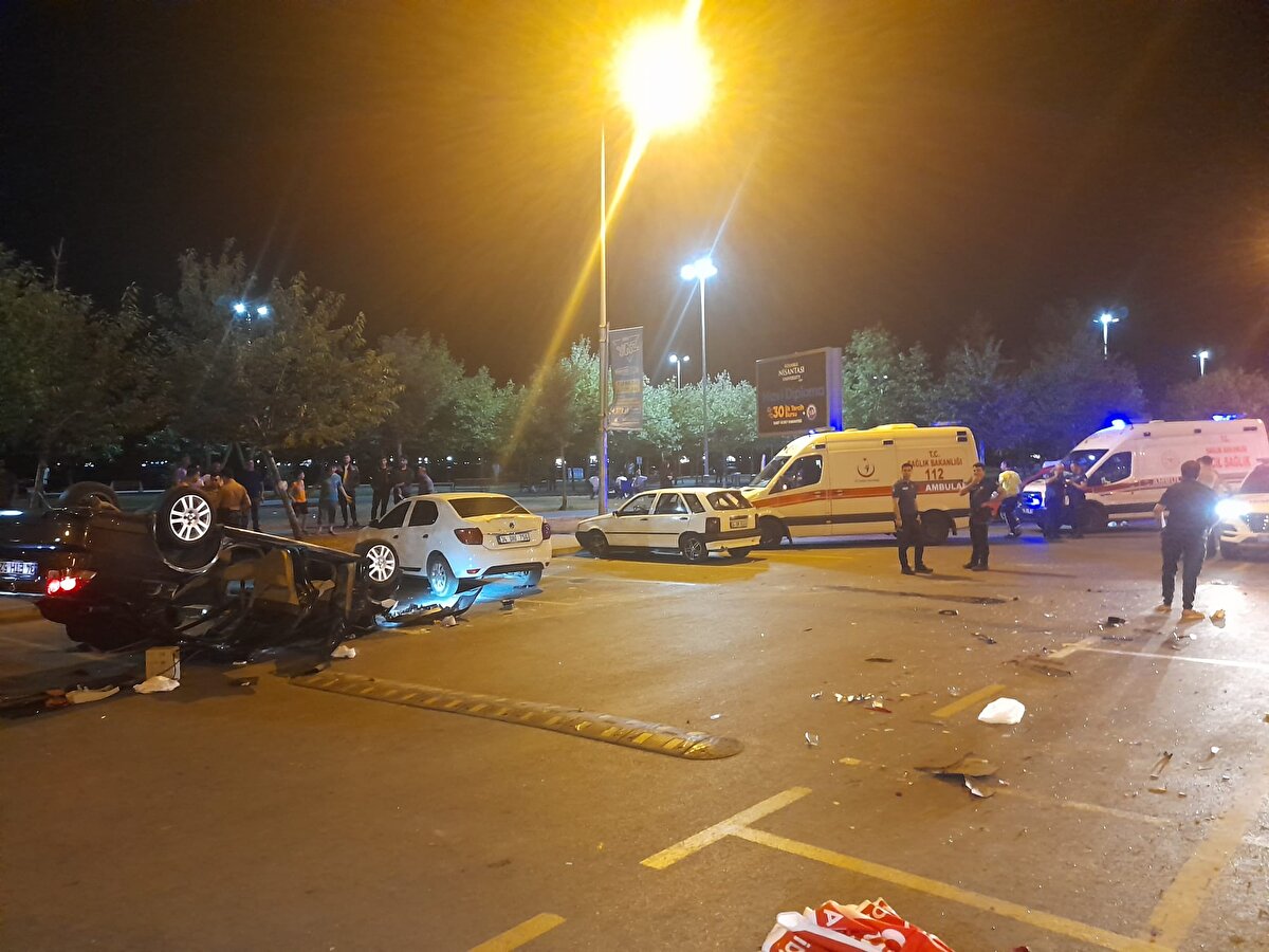 Kontrolden çıkan otomobil önce yol kenarında park halinde olan 34 COT 750 plakalı otomobil ve diğer 2 araca çarpıp takla attı. 