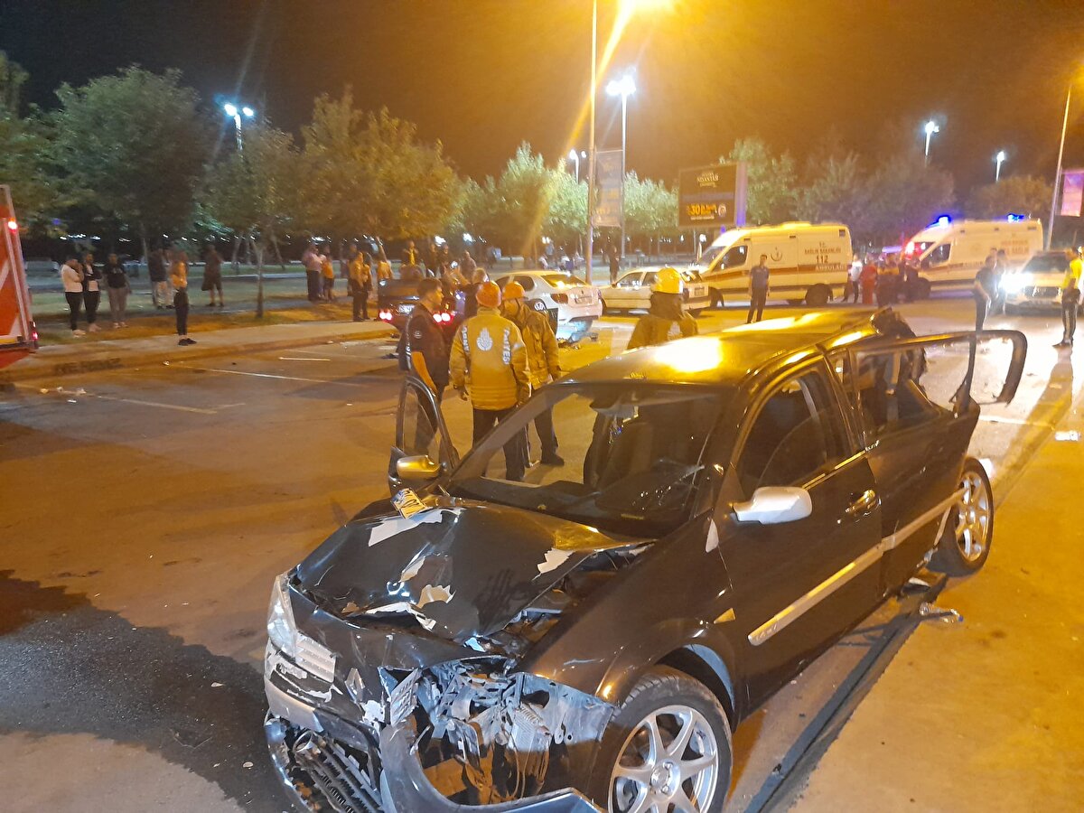 Bu sırada, 34 COT 750 plakalı otomobillerinde hareket etmek için hazırlık yapan 3 kişi, çarpmanın şiddetiyle savrulan otomobilde hafif şekilde yaralandı. Takla atan otomobilin sürücüsü ise bulunduğu yerde sıkıştı.<br><br>