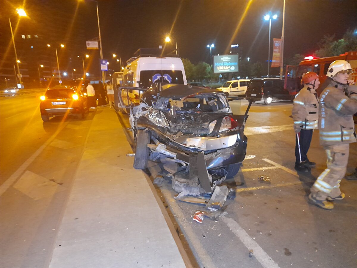 Kaza yerinde ilk müdahalesi yapılan sürücü, ambulansla hastaneye sevk edildi. <br><br>