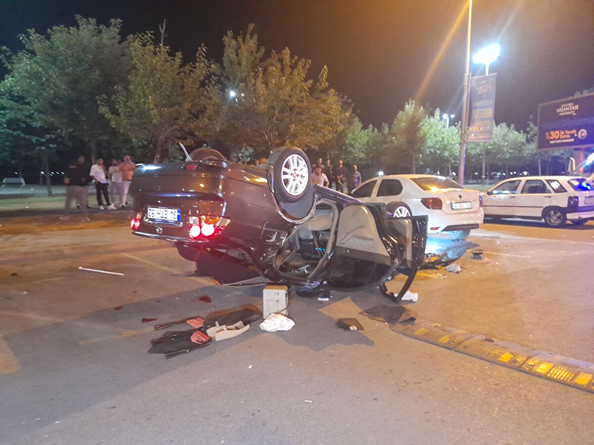 Bir araç buraya çok hızlı bir şekilde giriş yapmış. Arkamda park halindeki bir araca çarpıp takla atarak benim arabama da vurmuş ben geldiğimde gördüm. Yaralılar var bir tanesi ağır galiba" dedi. <br><br>Polis ekipleri kazayla ilgili inceleme başlattı. 