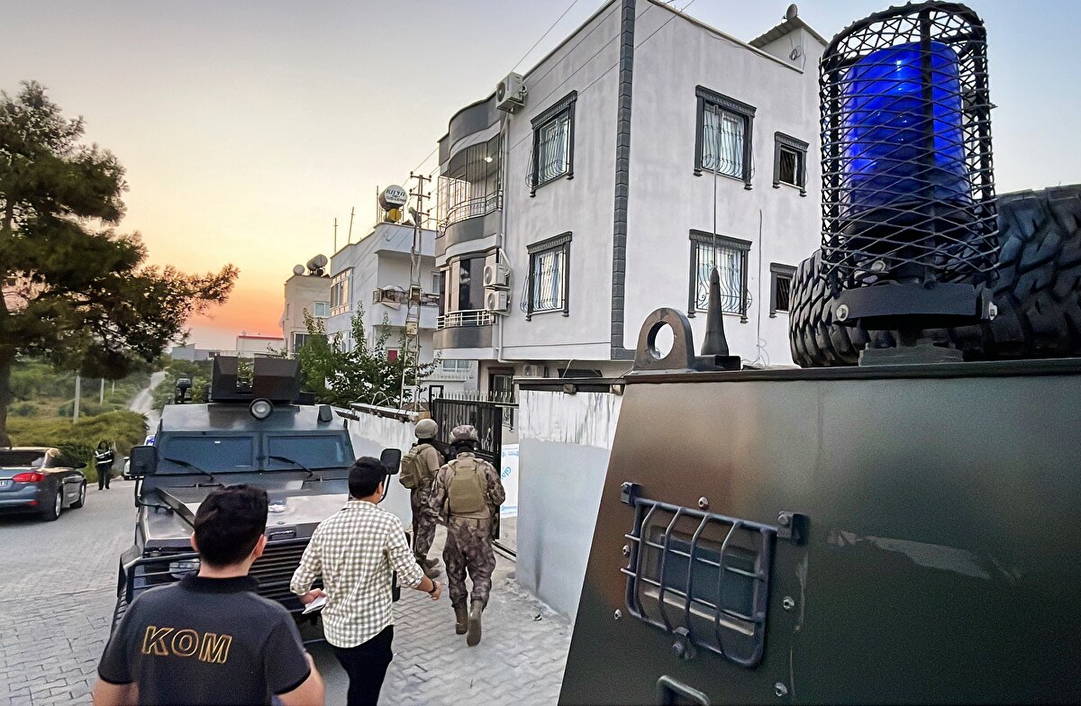 Polisin, şüphelileri yakalamaya yönelik çalışması ve adreslerdeki aramaları devam ediyor.