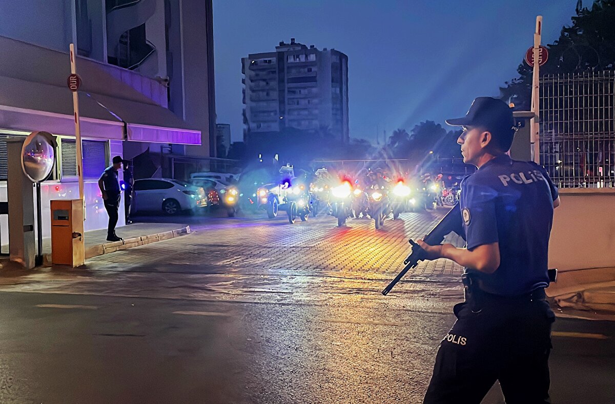 Toroslar ilçesi Yalınayak Mahallesi'ndeki bir adrese düzenlenen baskında, zanlının evinin sokağındaki aydınlatma direğine yerleştirilen güvenlik kameraları dikkati çekti.