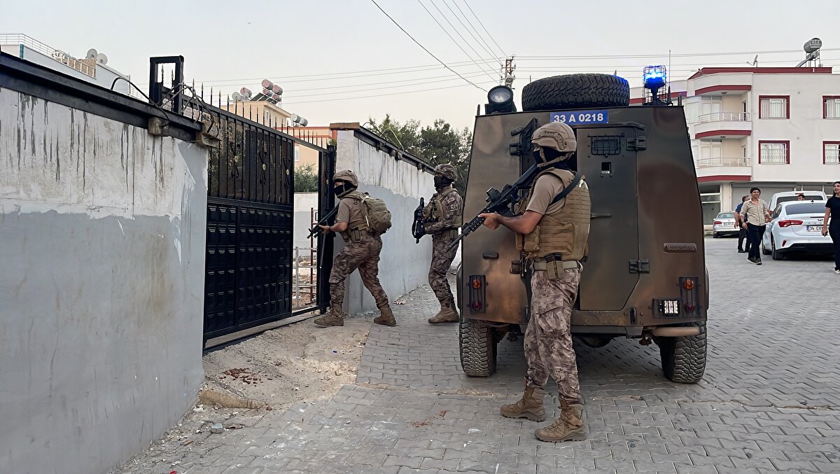 Bu kapsamda, şüphelilerin finans kaynağının uyuşturucu ticaretinden elde edilen gelir olduğu, "para akışını" gizlemek için çeşitli yollara başvurdukları saptandı.<br>