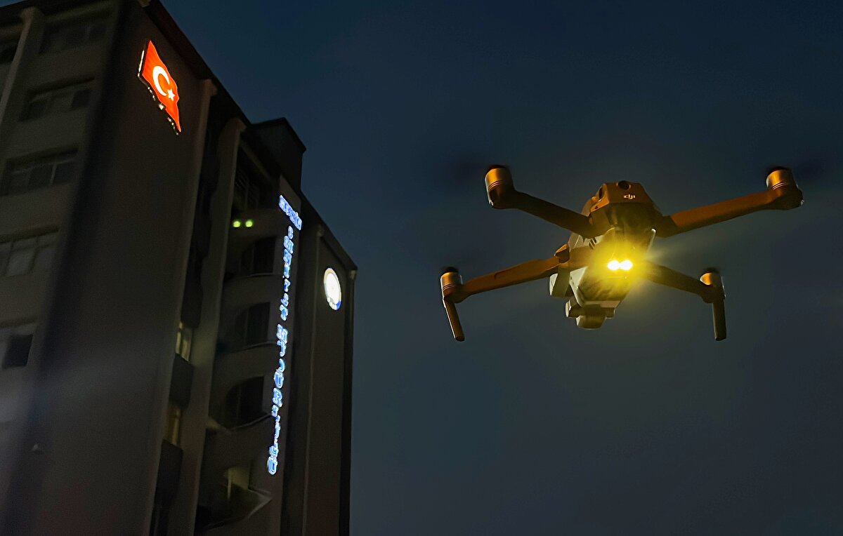 Şüphelilerin yakalanmasına yönelik eş zamanlı operasyon düzenlendi. Şafak vakti dron destekli başlatılan operasyona yaklaşık 350 polis katıldı. Özel harekat polisleri, baskın yapılan adreslerdeki sokakların girişinde uzun namlulu silahlarla güvenlik önlemi aldı.