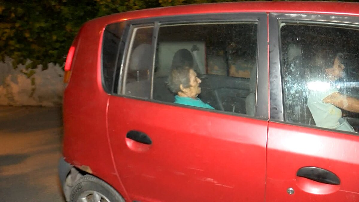 95 yaşındaki kadının hayatı 3 yıl önce kızı Sevda Koray'ın vefat etmesiyle kabusa döndü. İddiaya göre, Hikmet Zeren, kızı vefat ettikten sonra abisinin kızı S.Z.'ye banka işlerini halletmesi için vekalet verdi. Son 3 yıldır yeğeni ile ev sahibi arasında kira artışı konusunda anlaşmazlık yaşandı. Kira artışındaki farkı 3 senedir alamayan ev sahibi tahliye için dava açtı. Dava sonucuna göre dün eve gelen icra memurları kararı uyguladı. Hikmet Zeren, eşyaları ve köpeğiyle birlikte sokakta kalırken komşuları sahip çıktı. Komşularının evlerine davet ettiği Hikmet Zeren geceyi bir komşusunun evinde geçirdi.<br><br>