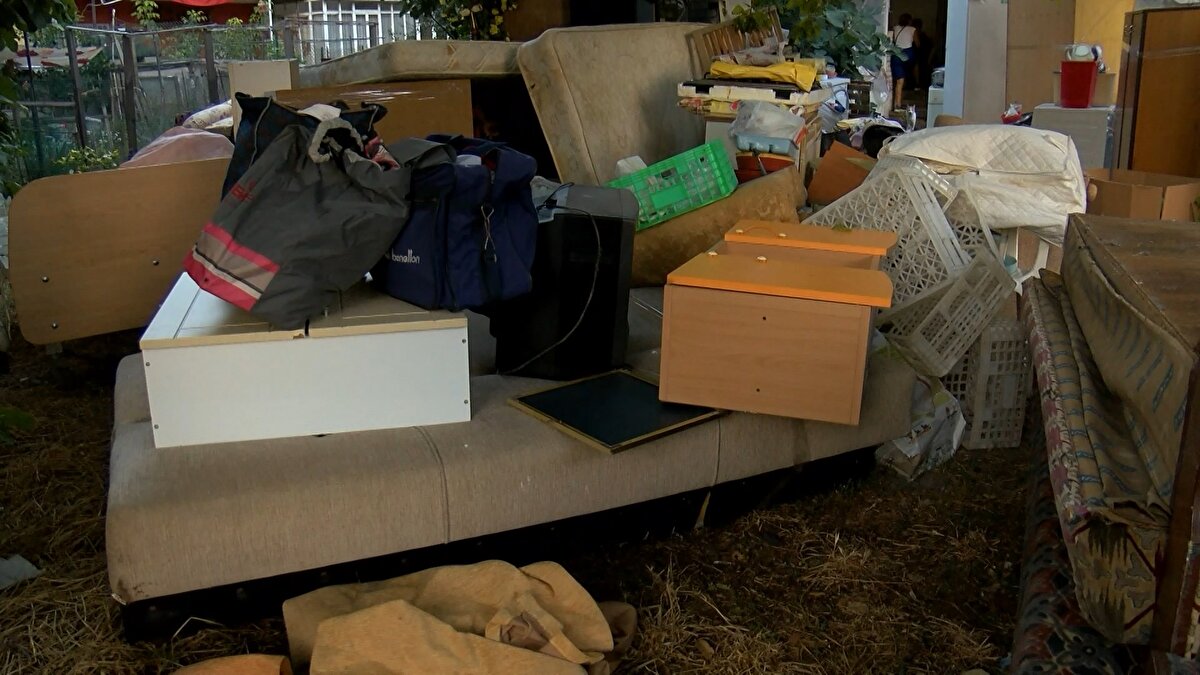 "EV SAHİBİNİN VE YEĞENİNİN VİCDANLI OLMASINI BEKLERDİK"<br><br>Hikmet Zeren'in komşusu Özlem Sönmez, "Hikmet teyzeyi ortalama 15 yıldır tanıyorum. 3 sene önce kızı vefat etti. Kızı vefat ettikten sonra devreye yeğeni girdi ama ilgilenmedi. Gelip gitmedi.