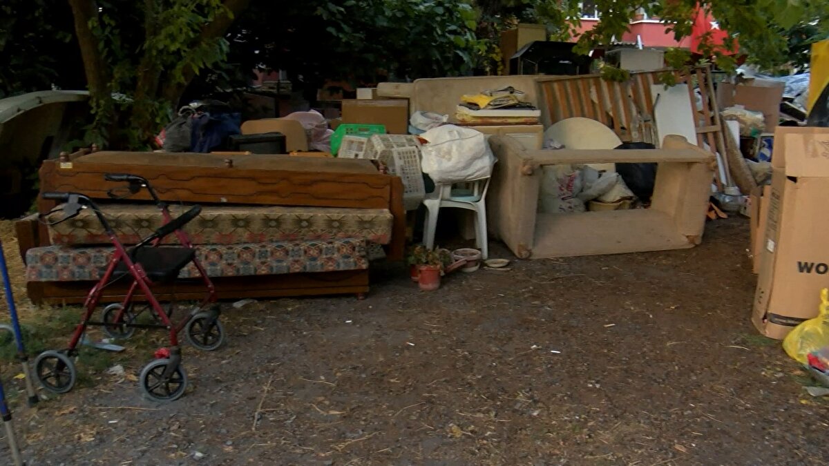 Yeğeninin vicdanlı olmasını beklerdim çünkü parası onda. Çok fazla yaşayacağını tahmin etmiyorum ama o para burada bakımla beraber onu hayatını idame ettirirdi. Asla ve asla bakım evine gitmek istemiyor. Yeğeninin tam olarak nerede olduğunu bilmiyorum ama Etiler civarında oturduğunu biliyorum. Dediğim gibi yeğeni gelip gitmez ve hiç ilgilenmezdi onun tek amacı bize de şunu söylediği 'Lütfen komşuları olarak şikayet edin, polis ve devlet el koysun. Onu buradan alsın götürsün'. Belediye destek veriyor, yemeğini getiriyor, gerekirse temizliğini yaptırıyor. Bizler de yaptırıyoruz" dedi. <br><br>"EV SAHİBİ 2-3 YILLIK SÜREÇTE KİRA ARTIŞI YAPILMADIĞI İÇİN DAVA ETMİŞ"<br>Hikmet Zeren'in 2015 yılından beri komşusu olduğunu söyleyen Canan Simaiş ise, "Hikmet hanımın kızı vefat etmeden önce de kendileriyle manevi olarak ilgileniyordum. Kızı vefat ettikten sonra maddi işlerini devam ettirsin diye yeğenine vekalet verdiğini daha sonra öğrendim. Maaşından harcama yapmak istediği zaman yardımcı olmam için bana maaş kartını verdi. Çekip kullanamayınca bankaya sorduk ve maaşında haciz var cevabını aldım. Sebebi ise ev sahibi, 2-3 yıllık süreçte kira artışı yapılmadığı için dava etmiş ve kira artışı yapılmadığı için 17 bin liralık bir haciz kararı alınmış. Hikmet hanımın hesabında 3 bin lira olduğu için o çekiliyor ve 14 bin liralık bir borcu kalıyor. Emekli maaşına haciz getirilemediği için 14 bin lirayı emekli maaşından çekemediler. Ben bunu yeğenine söyledim. Sedef hanımın 14 bin liralık borcu ne zaman ödediği belli, ev sahibinin tahliye kararını aldırmasından sonra borç ödendi. Ev sahibi bu borç ödenmediği için 2'inci bir dava açıyor ve tahliye kararı ile dava sonuçlanıyor. Hikmet hanıma bugün tahliye edileceğine dair bir belge gönderilmedi. Bankadaki parasının bankada olmadığını biz ev sahibinin koyduğu ilk duruşma sonunda icradan öğrendik. O para şuan yeğeninde, o zaman öğrendik. Sedef hanım kendisiyle hiç ilgilenmediği için olay bu noktaya geldi" diye konuştu.