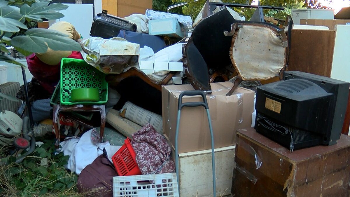Hastane olsun, alışverişi olsun, temizliği olsun bizler yardımcı olduk. Kendisinin emekli maaşı ve birikmiş bir miktar parası vardı. Birikmiş parasına yeğeni tarafından el konulduğu için, ortalama da 3 senedir kira artışı yapılmadığı için kira farkından dolayı ev sahibi icra takibi başlatıyor. Kadın 95 yaşında gelen karara da itiraz edemiyor. Biz son dakika öğrendik, karar kesinleşince evden tahliye kararı çıktı. Şuan da gördüğünüz gibi asla evini bırakmak istemiyor. Bir tane köpeği ve kedileri var. Burada ev sahibinin vicdanlı olmasını beklerdik. Çünkü kadının parası var.