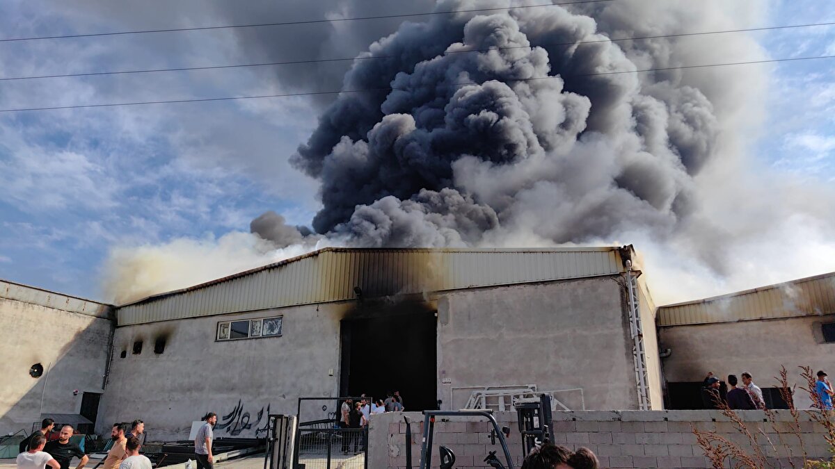 VALİ CANBOLAT'TAN AÇIKLAMA<br>Bursa Valisi Yakup Canbolat, AA muhabirine, yangın ihbarı üzerine bölgeye giden çok sayıda ekibin alevlere müdahalesinin sürdüğünü söyledi.<br><br>Alevlerin büyüdüğünü belirten Canbolat, şu an için fabrikalarda kimsenin olmadığının değerlendirildiğini dile getirdi.Vali Canbolat, "Orman Bölge Müdürlüğü, jandarma ve Balıkesir'den bir helikopter bölgeye hareket etti. Havadan da alevlere müdahale edilecek." dedi.<br><br>Fabrikalardan yükselen dumanın, ilçenin birçok noktasından görüldüğü bölgede,Bu arada, civardaki fabrikalar da tedbiren tahliye edildi.<br><br><br><br><br><br>