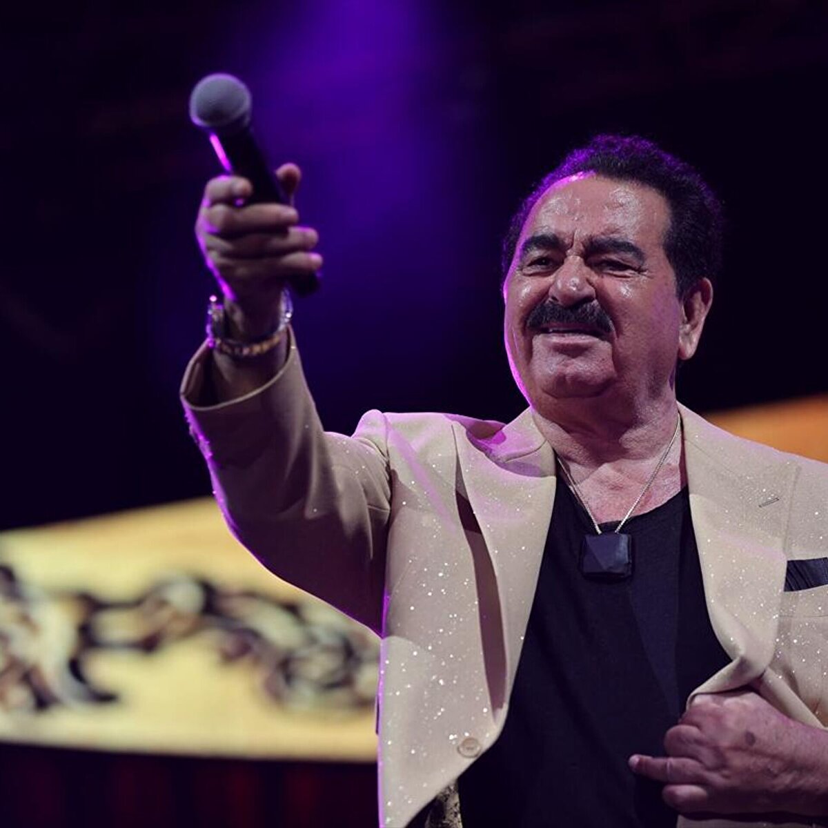 Kendi servetini paylaştı<br>Listede ismi ilk sıralarda bulunan Tatlıses, yapılan haberi yalanladı.