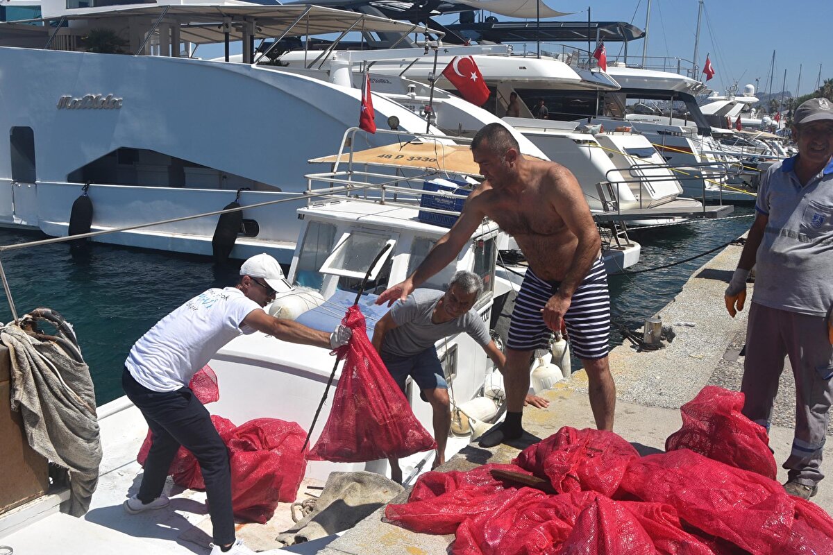 Atıklar iskele önünde sergilendikten sonra ekiplerce ayrıştırılarak Bodrum Belediyesi 1'nci Sınıf Atık Getirme Merkezi'ne götürüldü. 