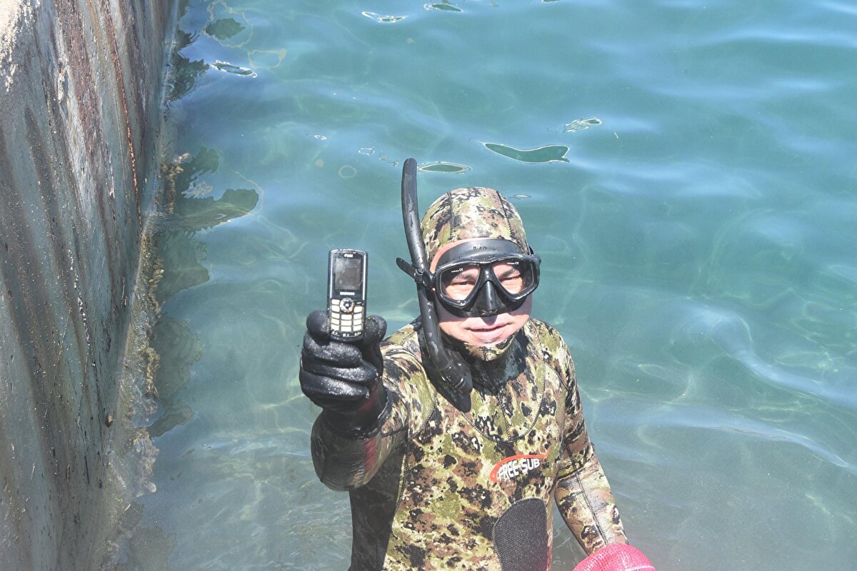 Dalgıçlar, 2 saat boyunca deniz dibinden atık topladı. 10 dalgıç, atıkları çuvallara doldurup, tekneye koydu.