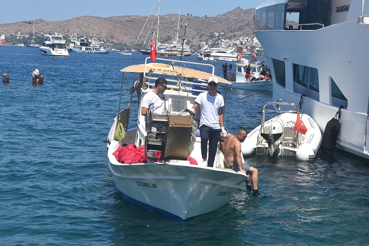 Denizden araç lastiği, cam ve pet şişeler ile cep telefonunun da olduğu 500 kilo atık çıktı.