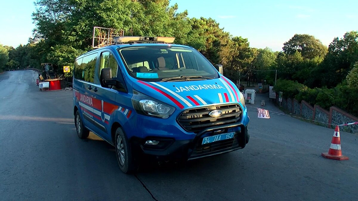 İhbar üzerine olay yerine jandarma ve itfaiye ekipleri sevk edildi.<br><br>Jandarma ekipleri tarafından Sualtı Savunma Grup Komutanlığı'na (SAS) haber verildi. 