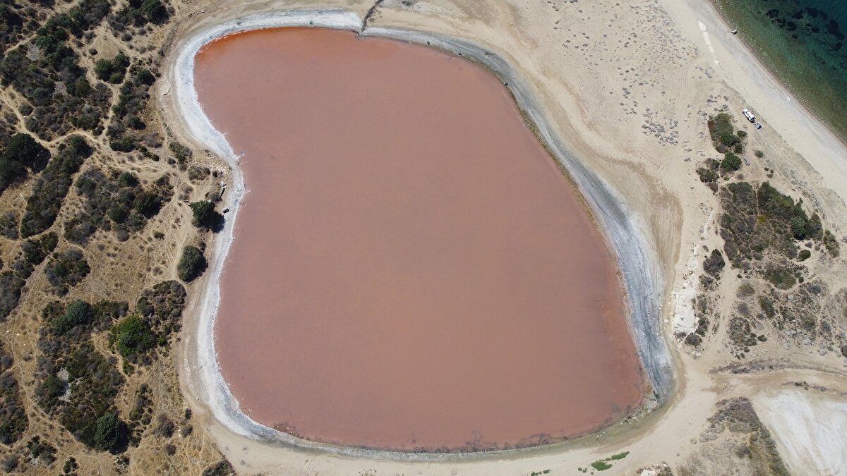 Bu yıl ise ağustos ayının başında pembe renge bürünen göl, dron ile havadan görüntülendi. 