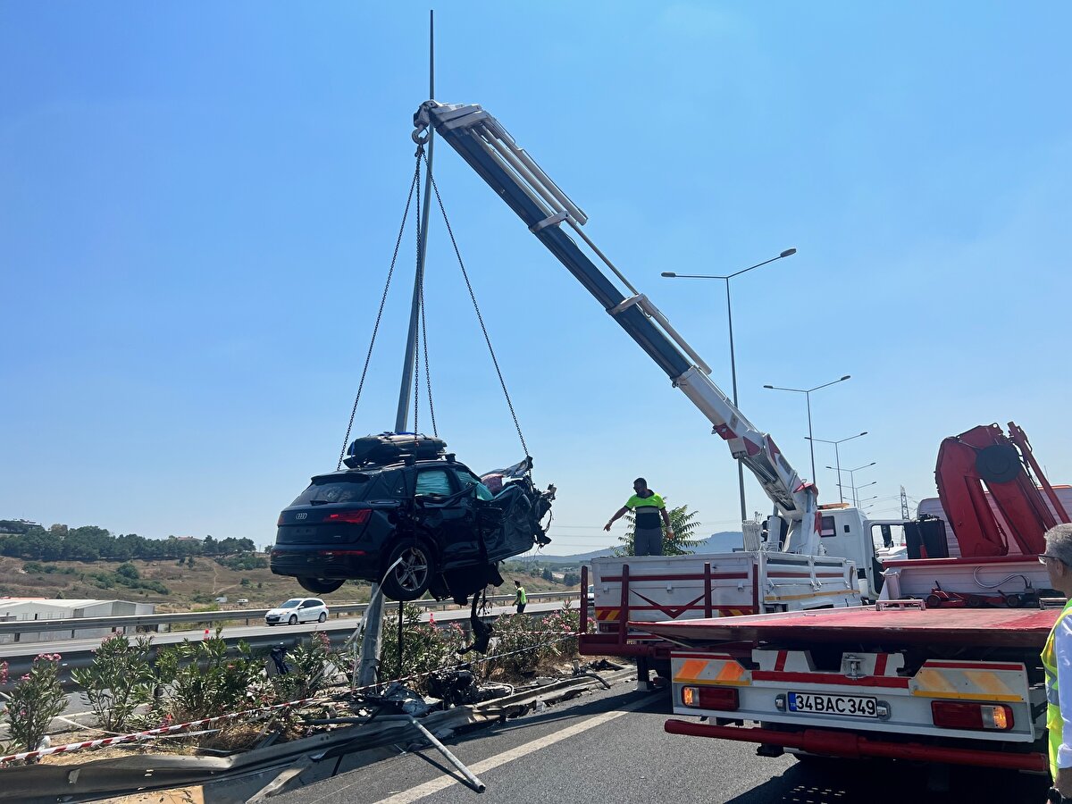 Kaza nedeniyle trafik yoğunluğu oluştu. Kullanılmaz hale gelen cip vinç yardımıyla kaldırıldı. <br>