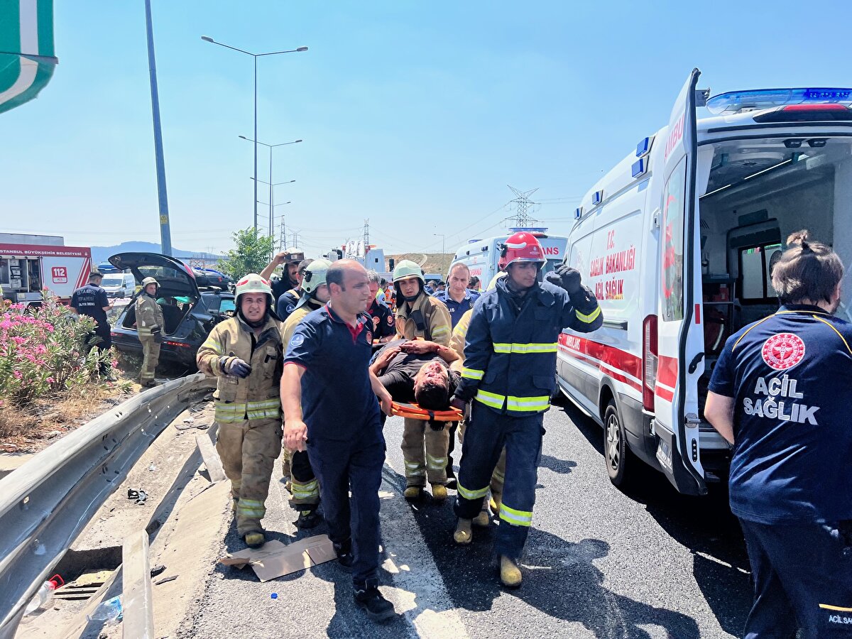 Kazanın etkisiyle cip refüje savruldu. Cip sürücüsü araçta sıkıştı. Kazada TIR şoförü Asım Atçı ve cipte bulunan 4 kişi yaralandı.<br>