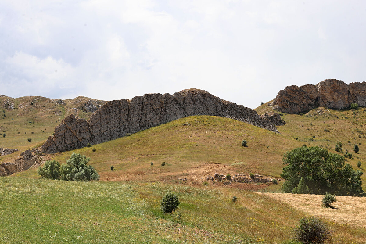Sivas Valisi Yılmaz Şimşek, yaptığı açıklamada, 'Diş Kayalıkları'nın keşfedilmeyen, fazla gün yüzüne çıkarılmamış ve saklı kalmış çok önemli jeolojik yeryüzü şekli olduğunu ifade etti.<br>