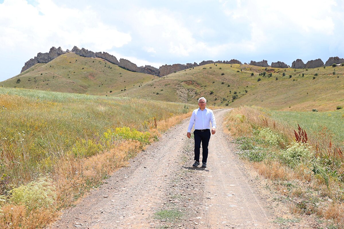 Vali Şimşek'e, buradaki kayalıklarla ilgili akademik çalışma yürüten Gümüşhane Üniversitesi Rektörü Prof. Dr. Halil İbrahim Zeybek ve beraberindeki öğretim görevlileri eşlik etti.<br>
