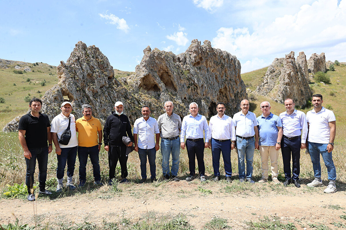 Turizm sektörünün sadece deniz ve kumdan ibaret olmadığına dikkat çeken Vali Şimşek, 'Turizm çeşitleniyor. İnsanlar artık doğa turizmine yöneliyor ve doğa turizmi de ön plana çıkıyor. Burada önemli bir turizm potansiyeli var. Burayı ülkemiz ve ilimiz turizmine kazandırmayı hedefliyoruz. Yapılan akademik çalışmalar, bizim bu yönde yaptığımız çalışmalara yön verecektir.