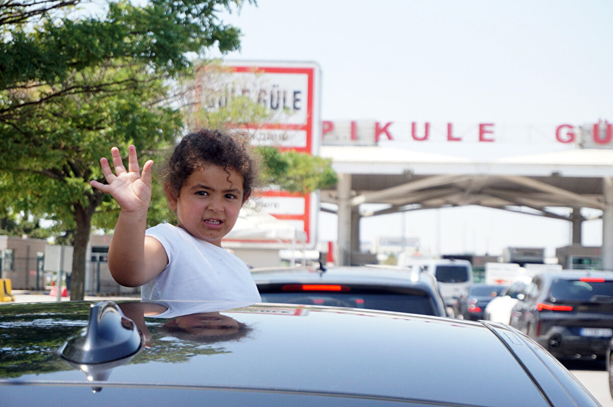 Yapacak bir şey yok, işimiz gücümüz orada. 34 yıldır Almanya'dayız, bir yarımız orada, bir yanımız burada. Aslında özlem kısmına alıştık, artık zor olmuyor ama her yıl dört gözle izni bekliyoruz. 3 hafta bize yetiyor sanırım" dedi.<br>
