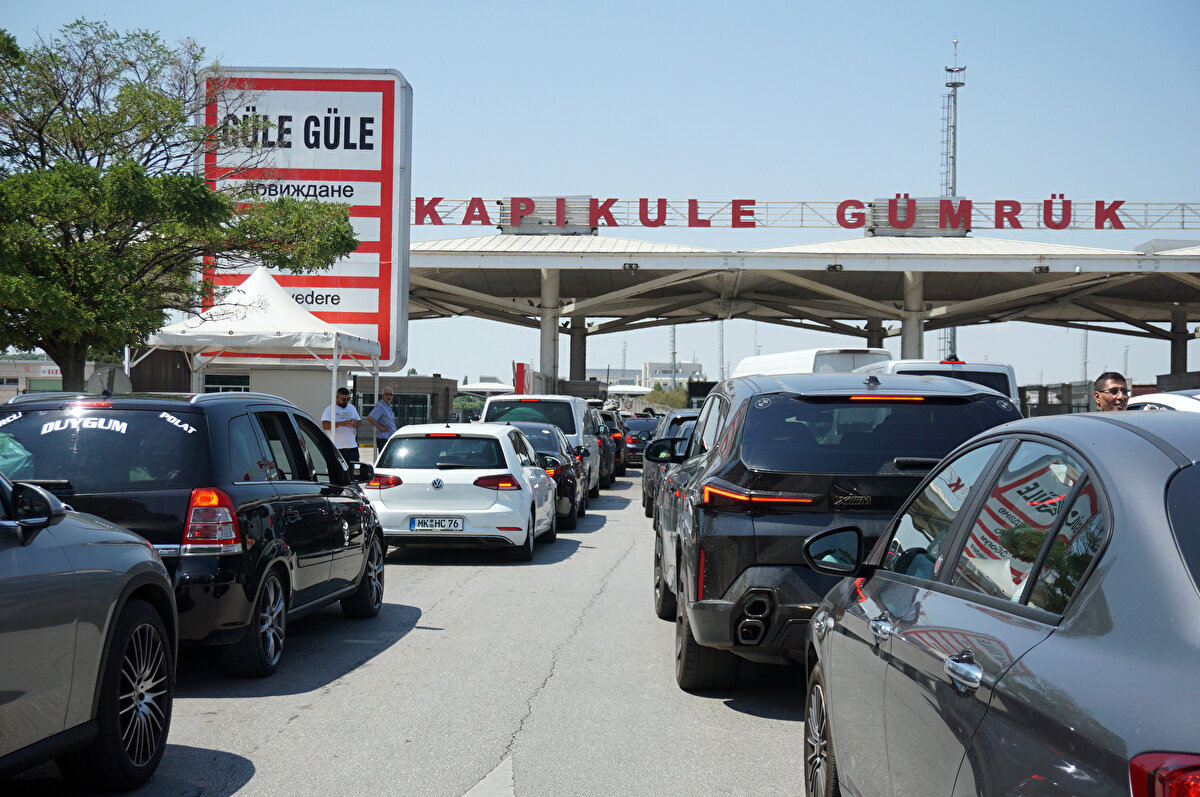 'BİR YARIMIZ ORADA, BİR YARIMIZ BURADA'<br><br>Bilecik'ten gelip Almanya'ya giden Cüneyt Demir, 34 yıldır yurt dışında yaşadığını ve her tatil dönüşünde hüzünle ayrıldığını söyledi. Demir, " 3 hafta yıllık izin için gelmiştik ve şu anda maalesef iznimiz bitti, dönüyoruz. Aslında çocuklarım da Almanya'da, onları da özlüyorum ama bir yandan da gitmek istemiyorum. 