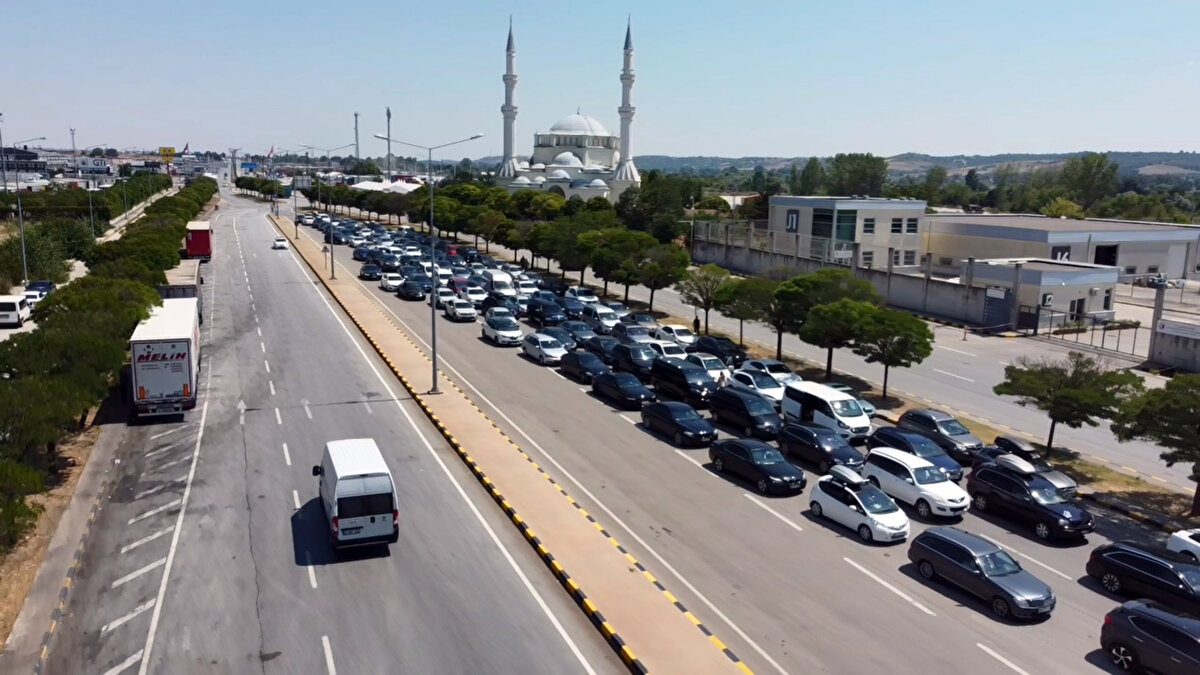 Dönüş yapan gurbetçiler, sınır kapısı önünde zaman zaman yoğunluk oluşturuyor. Sırayla gümrük sahasına alınan gurbetçiler, buradaki işlemlerinin ardından Bulgaristan'a geçerek çalıştıkları ülkelere yolculuklarına devam ediyor.<br>