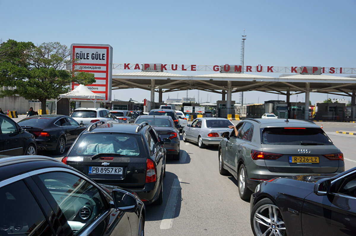 'BİR SONRAKİ YILI DÖRT GÖZLE BEKLEYECEĞİZ'<br>Sivas'tan gelip Danimarka'ya giden Erkan Erçin, bir sonraki yıl yapacakları tatili dört gözle beklemeye başlayacaklarını belirterek, "Dönüş yolculuğumuz başladı, yıllık izin bitti. Son 2 günümüzü yola ayırdık. Yolculuk annem ve babam için aslında daha hüzünlü geçiyor. Ben biraz özledim oraları. Tatilimiz çok güzel geçti, tadını doya doya çıkardık. Artık bir sonraki seneye tatili dört gözle beklemeye koyulacağız" diye konuştu.<br>'EZAN SESİ DUYMAK BİLE YETİYOR'<br>Konya'daki tatilinin ardından yaşadığı Danimarka'ya dönen Yusuf Yılmaz da, dönüş yolculuğunun kendileri için her zaman zor geçtiğini kaydetti. Yılmaz, "Dönüş yolculuğu her zaman zor. Memleketimize veda ediyoruz, gurbete gidiyoruz yine. Artık bir sonraki seneye tekrar gelmek için çalışacağız. Burukluk her zaman var. 1 ay boyunca memleketi gezdik. Bir ezan sesi bile duymak bizim için yetiyor ama artık dönme vakti geldi. İzin hiç yetmiyor. Hedefimiz artık çalışarak 3 aylığına, 6 aylığına gelmek" ifadelerini kullandı. <br>