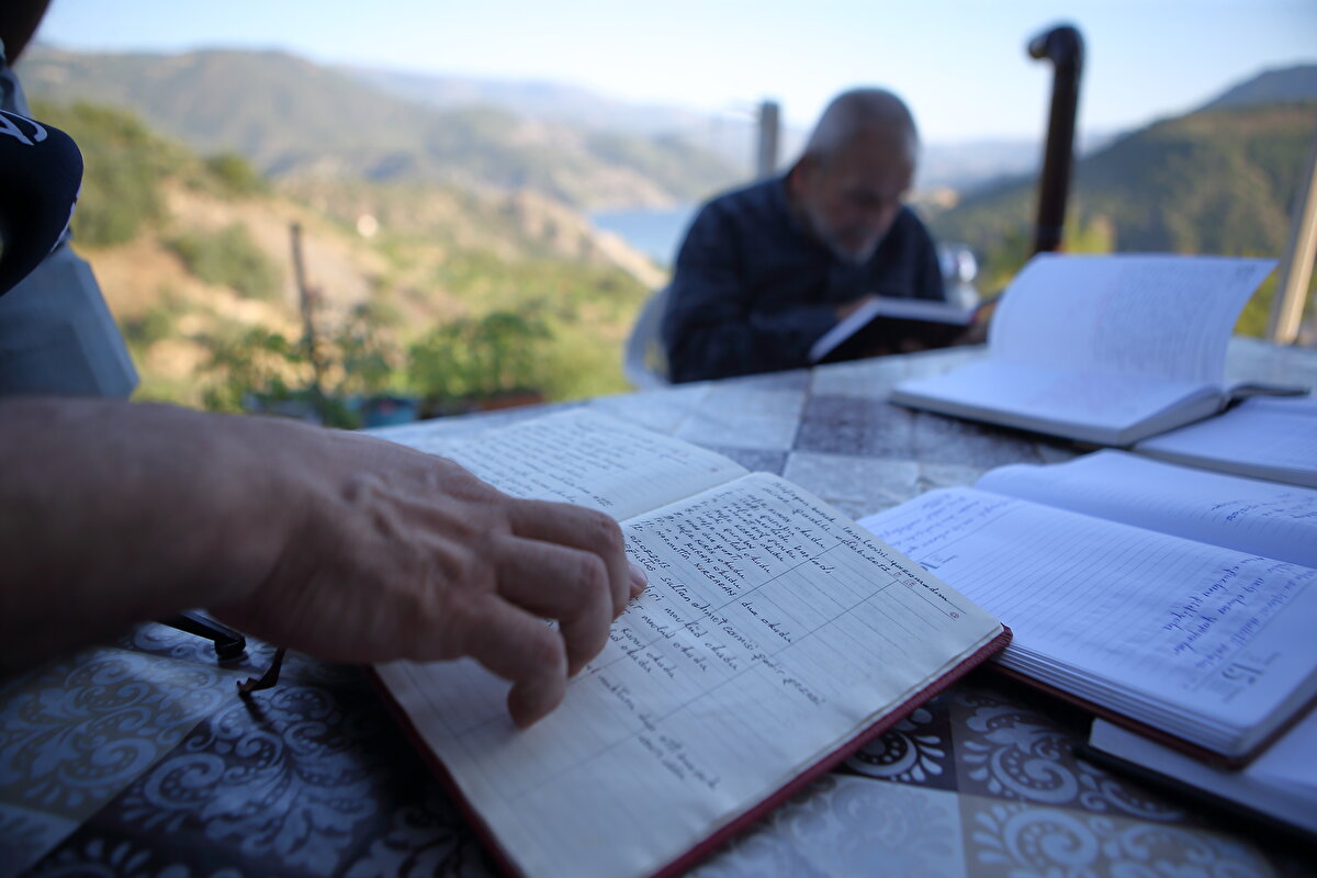 "Belediyede cenaze bilgilerinde yanlışlık olursa bana soruyorlar"<br><br>Beş çocuk babası Hastaoğlu, günlük yazmaktan keyif aldığını söyledi.<br><br>Başladığından beri bir günü bile atlamadığını belirten Hastaoğlu, "Deftere her gün ne yaptıysam onu yazıyorum. Misafirim gelmişse onu yazıyorum. Boş kalan günüm hiç olmadı. Ölenlerin isimlerini de defterin arka sayfasına yazıyorum. Nerede öldüğü, nereye defnedildiğini açık açık yazıyorum. Belediyede cenaze bilgilerinde yanlışlık olursa bana soruyorlar. Ben de isminden bulup bilgileri veriyorum." dedi.