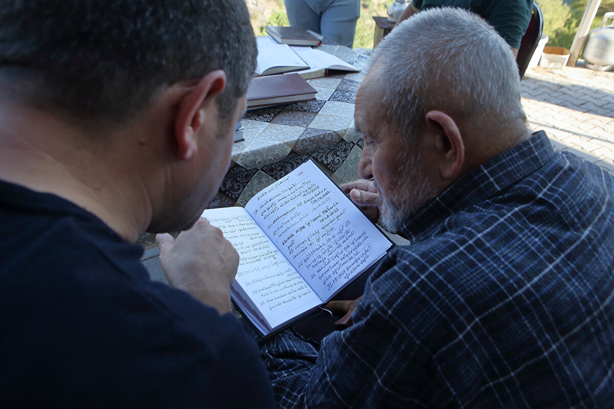 Gençlik yıllarında yazısının çok güzel olduğunu, yaşlanınca eskisi kadar güzel yazı yazamadığını aktaran Hastaoğlu, "Yazmaya devam edeceğim. Kefene kadar yazacağım." ifadesini kullandı.<br><br>