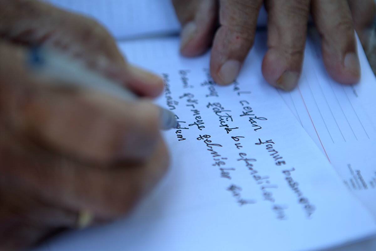 Akademisyenler ansiklopedi yapmak istedi<br><br>Mustafa Hastaoğlu da babasının anılarını yaşatmak için günlüklerini özenle sakladıklarını belirterek şöyle konuştu:<br><br>"Bize böyle bir alışkanlık geçmemiş. Babam her gece yatmadan önce yazar, öyle yatar. Hastanede bile yazdı. Müsveddeye yazıp ajandasına temize geçiyordu. Eskiden çok aktif bir hayatı olduğu için yazacak çok şeyi oluyordu. Şu anda çok dışarı çıkamıyor, Kur'an okuduğunu, ayet okuduğunu yazıyor."