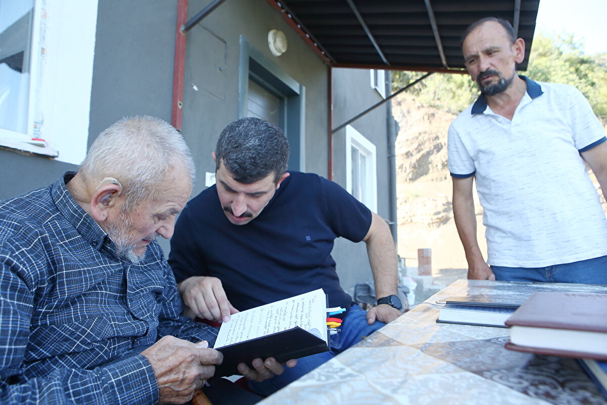 Uzun yıllar çatı ustalığı ile çiftçilik yapan, üç dönem muhtar olan Hastaoğlu, yaşamını eşi, oğlu ve oğlunun ailesiyle birlikte Oğuzlar'daki Obruk Barajı manzaralı evinde sürdürüyor.<br><br>