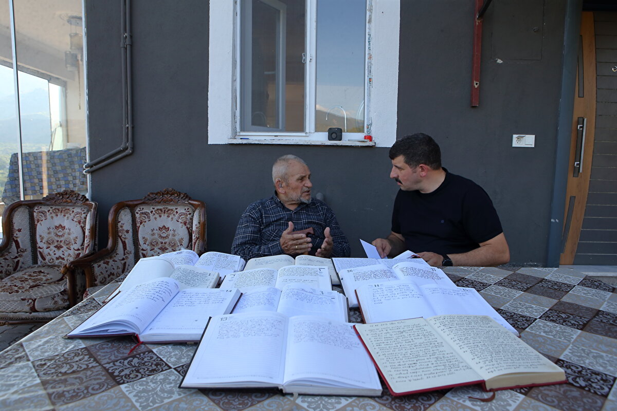 Uyandığında okuduğu sure ve dualardan akşam uyuduğu saate, hava sıcaklığından çevre olaylarına, vefat eden mahalleliden yeni doğanlara gün içinde gördüğü her şeyi günlüğüne not alan Hastaoğlu sağlığı elverdikçe bu alışkanlığı sürdürmek istiyor.<br><br>