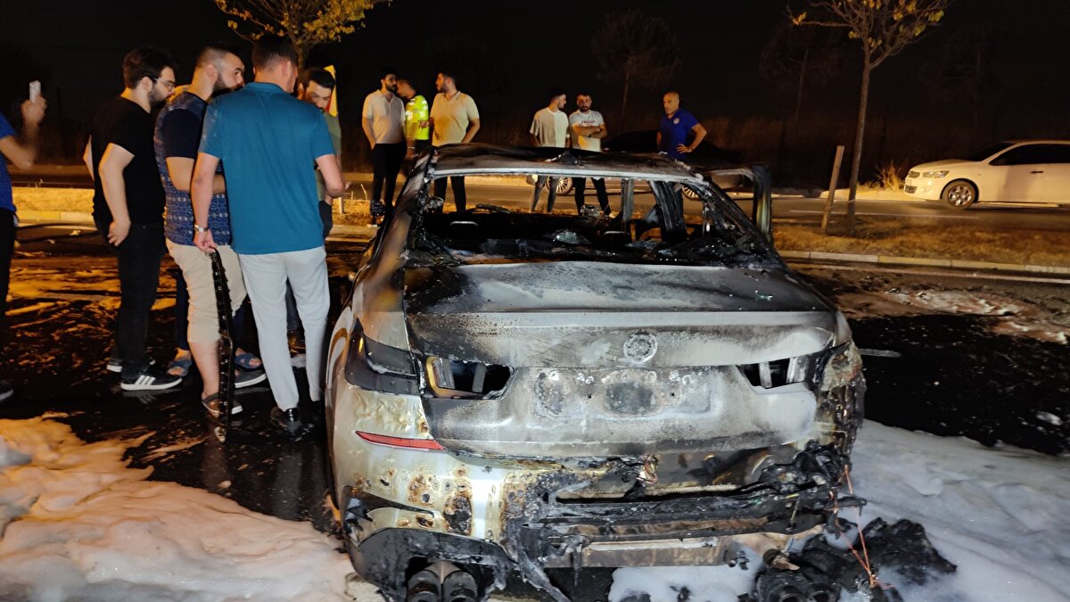 Otomobil yangından sonra kullanılamaz hale geldi. Polis olayla ilgili inceleme başlattı.