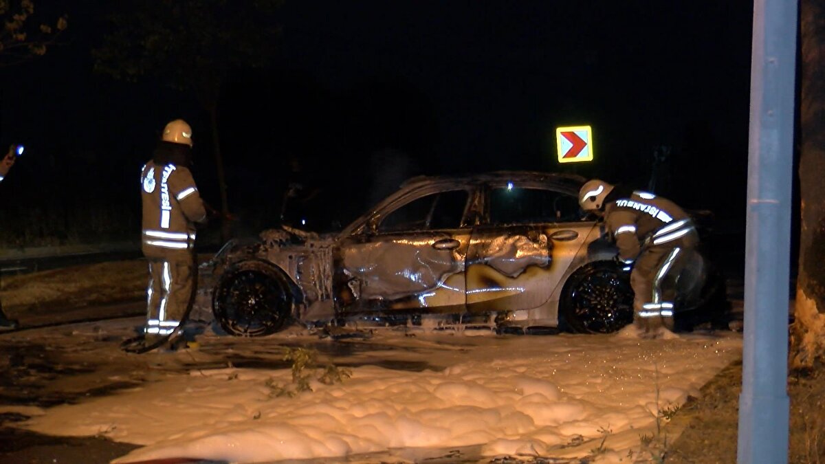 Otomobil içerisindeki 2 kişi kazayı yara almadan atlatırken, otomobil yaşanan kaza nedeniyle alev aldı.