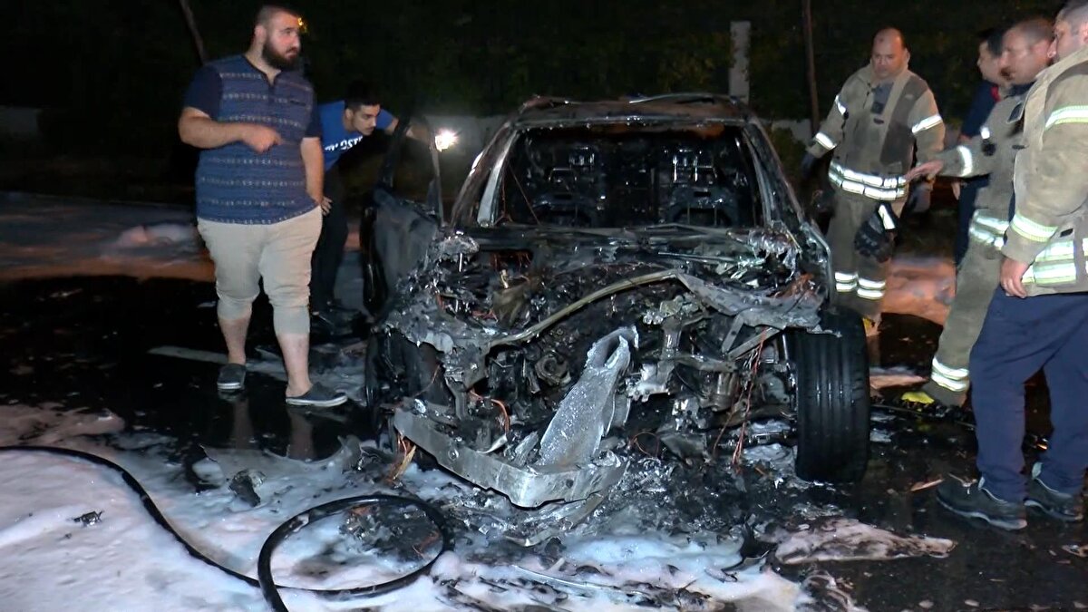 Sürücü ve beraberindeki arkadaşı yangın tüpüyle ilk müdahaleyi yapsa da yeterli olmadı. İhbar üzerine olay yerine itfaiye ve polis ekipleri sevk edildi.