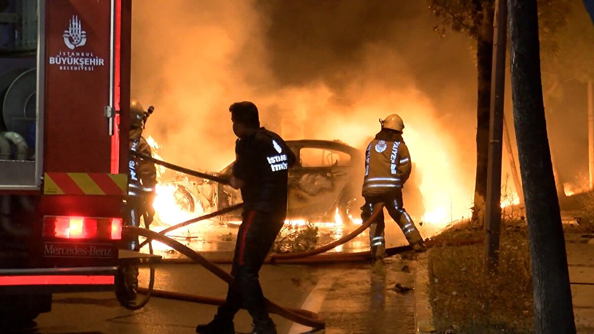 Sürücüsünün direksiyon hakimiyetini kaybettiği 34 CHC 595 plakalı lüks otomobil ağaca çarparak yola savruldu.