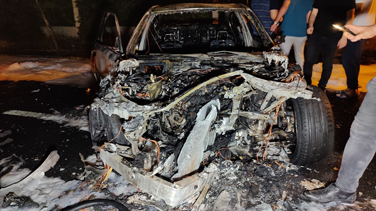 İtfaiye ekipleri, alev alev yanan köpükle müdahale ederek yangını söndürdü.