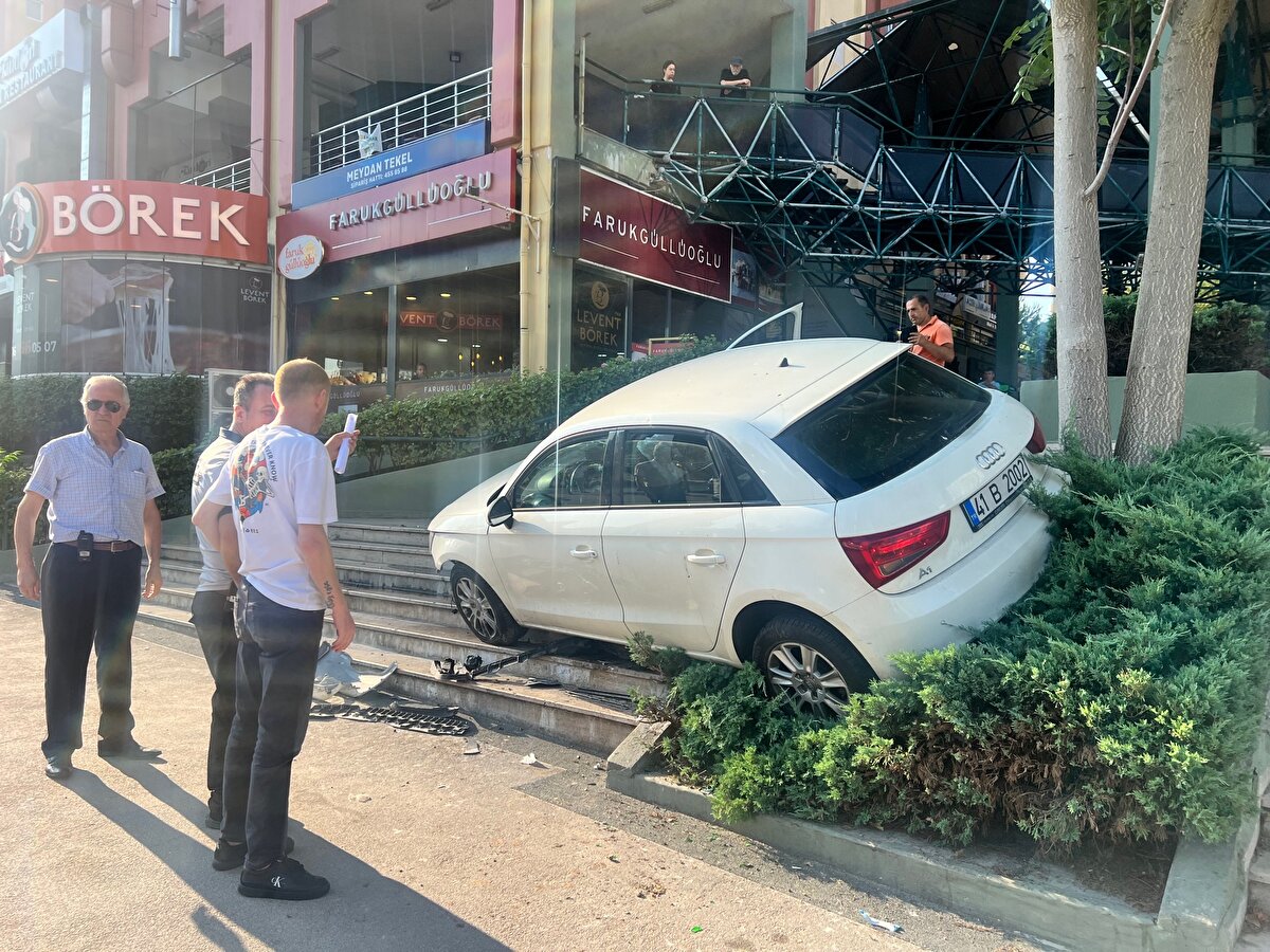 İddiaya göre Çağlar Hüseyin Acar, kulandığı 41 B 2002 plakalı otomobille caddede ilerlerken direksiyon hakimiyetini kaybederek hızla yolun karşısındaki kaldırıma çıkarak bir sitenin merdivenine çarptı. İhbar üzerine olay yerine sağlık, itfaiye ve polis ekipleri sevk edildi. Kazada yaralanan sürücü ambulansla hastaneye kaldırıldı. Otomobil ise çekici yardımıyla kaldırıldı. <br>