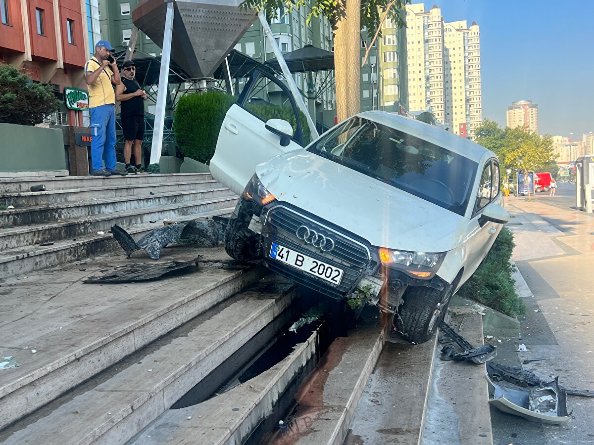 Kazayı gören Kemal İmanova, "Ben uzaktan gördüm. Karşı taraftan çok hızlı geliyordu. Direkt merdivenlere yukarı çıktı. Yaralının durumu iyiydi. İlk başta şok yaşadı. Ondan sonra kendine geldi" dedi.