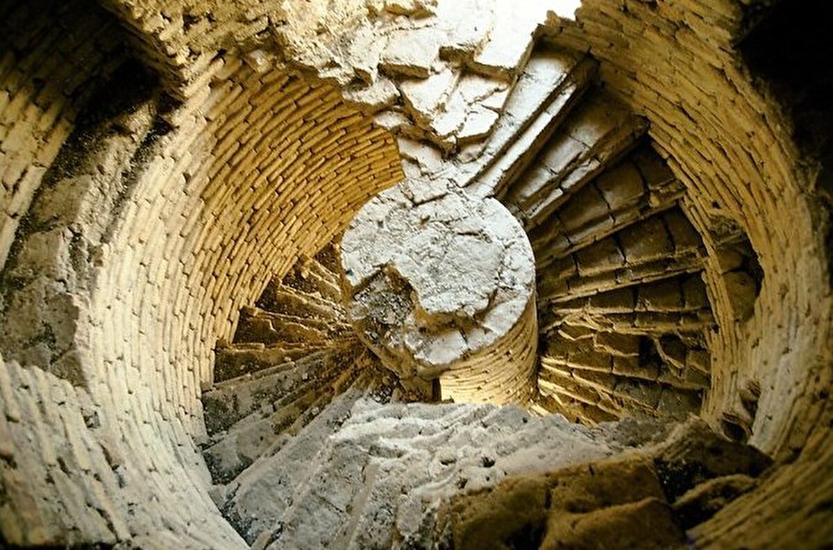 Minarenin içerisinde DNA sarmalı gibi birbirinin etrafında dolanan dar iki merdiven bulunmaktadır. Merdivenler, Hari ve Câm Nehirlerinin birleştiği yeri görebilecek açık bir odada sona ermektedir. 