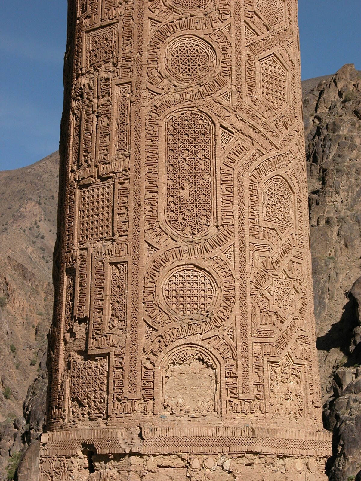 20. yüzyıla kadar Câm Minaresi, 72.5 metre yüksekliğindeki Kutub Minar'ın ardından dünyanın bilinen ikinci en yüksek minaresi olmuştur. 