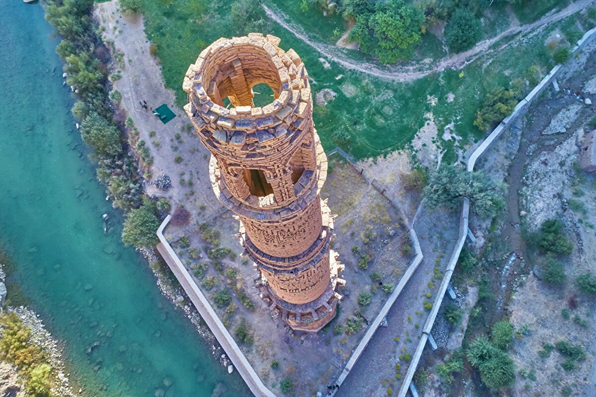 Dört bölüm ve sekizgen bir taban üzerine kurulmuş olan dairesel minare, uzun silindirik gövdesinde ahşap iki balkon ve tepe noktasında bir de fener bulunduruyor.