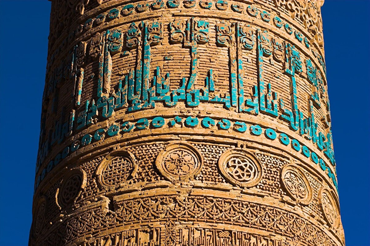 Mimarisi ve süslemeleri, sanat tarihi açısından göze çarpan bu zarif yapı, Orta Asya'daki İslâmî dönem mimarisinin ve süslemelerinin olağanüstü bir örneğidir.