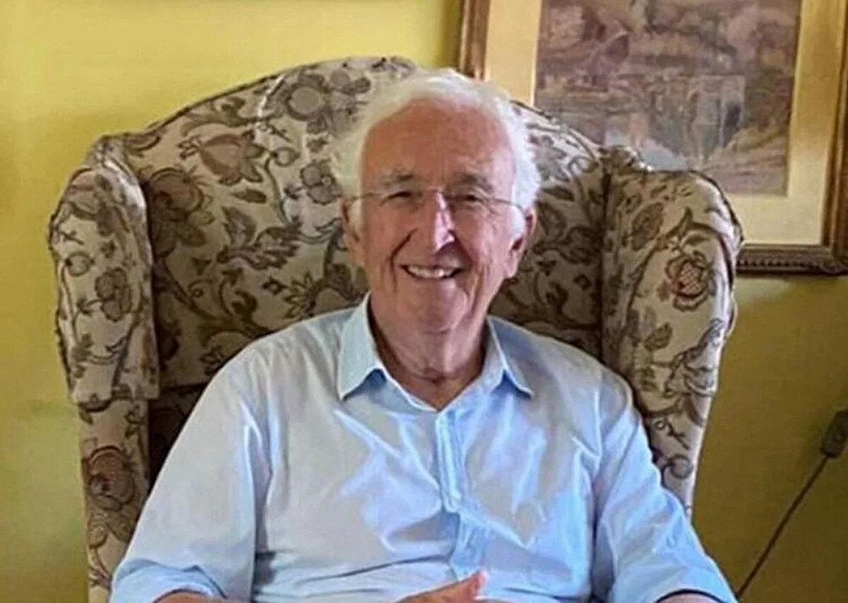 HEP TÜRKİYE'YE DÖNMEK İSTEDİ<br>Korhan Berzeg ile Washington'da tanıştıklarını belirten Angela Berzeg, "İlk görüşte aşktı ve aşkımız hep devam etti. 52 yıldır evliyiz. 1 kızımız var." dedi.<br><br>Ünlü ekonomistin çok doğrucu, disiplinli, prensipli ve şahsına münhasır biri olduğunun söyleyen Berzeg, "Onu tanımlamak çok zor, onu bir kalıba koyamayız. O kadar dürüst biridir ki; yaptığı iş ya da bulunduğu ortam herhangi bir yanlışlık barındırıyorsa orayı hemen terk eder." ifadelerini kullandı.