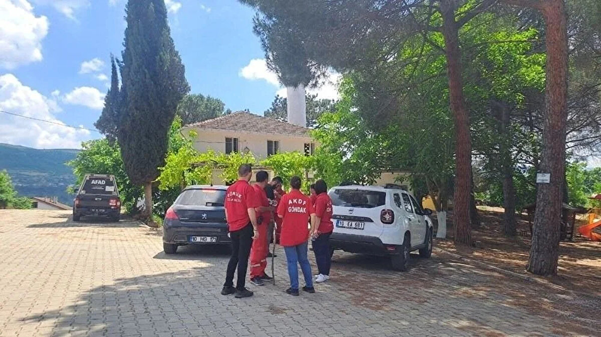 Angela Berzeg, şöyle devam etti:<br><br>"Onu tanıdığım ilk günden beri içinde hep Türkiye'ye dönme isteği vardı. O, Türkiye'ye hizmet etmek istiyordu. Biz Washington ve Suudi Arabistan'da yaşadık. Sonra da Türkiye'ye geldik. Onun Türkiye sevgisi aileye duyulan özlem değildi tamamen ideolojikti. İdeolojileri arasında Türkiye'ye fayda sağlamak vardı her zaman."