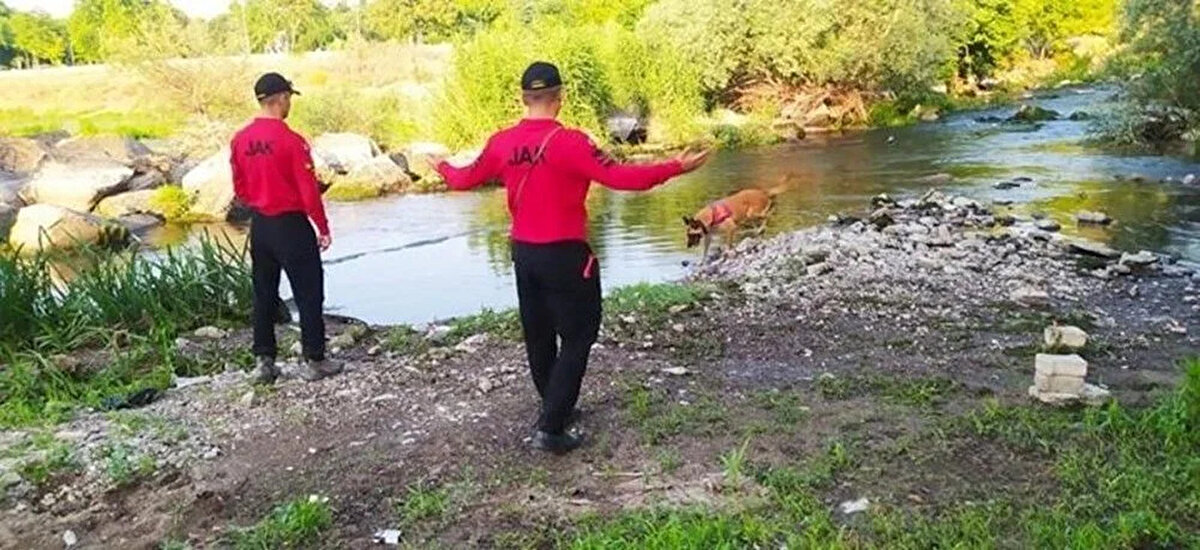 ARMUTLU'YA AŞIKTI<br>Korhan Berzeg'in Gönen'deki kerpiçten yapılmış aile yadigari evini yıllar içinde restore ettiğini ve 15 yıldır yaz aylarında oraya gidip kaldıklarını anlatan Berzeg, "Korhan, Armutlu'ya, o köye aşıktı. 17 Haziran'da yürüyüşe çıktı ve 49 gündür hiçbir iz yok kocamdan. Korhan'ın herhangi bir hastalığı yoktu. Dinç ve sağlıklıydı. Zaman zaman unutkanlık yaşardı, yaşının getirdiği bir şey." ifadelerini kullandı.