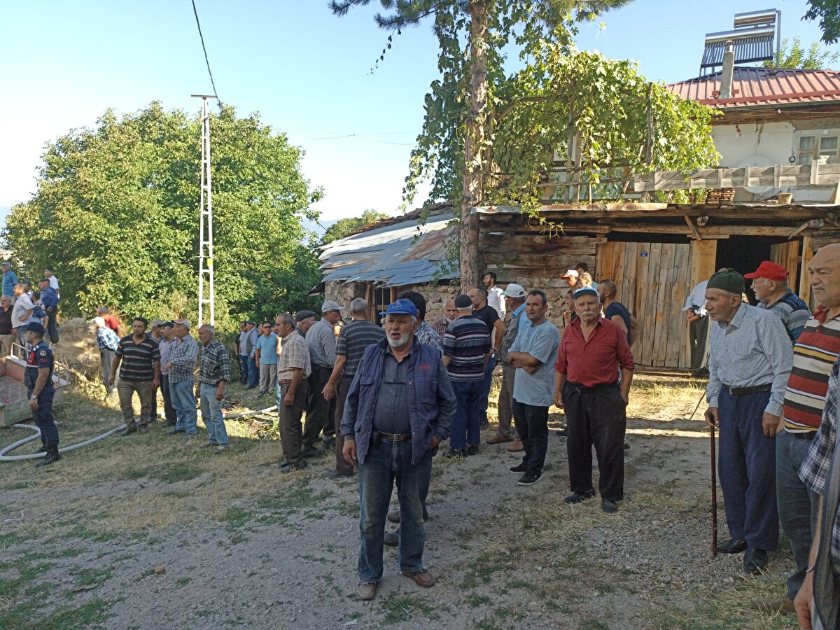 Tosya ilçesine bağlı Bayat köyünde Muzaffer Kaya'ya ait ahşap evde, saat 07.30 sıralarında elektrik tesisatından yangın çıktı. Kısa sürede büyüyen alevler, yanındaki Hanım Özalp ve Ömer Gebeş'e ait evlere de sıçradı. Alevlerin sardığı evlerde bulunanlar, dışarıya çıktı. Muzaffer Kaya, evde mahsur kalan oğlu Ali Kaya’yı dışarıya çıkarırken, hafif yaralandı.