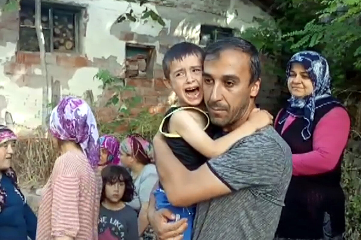 Evlerden birinin sahibi Muzaffer Kaya (57), 4 yaşındaki oğlu Ali Kaya'yı evden çıkarırken hafif yaralandı.