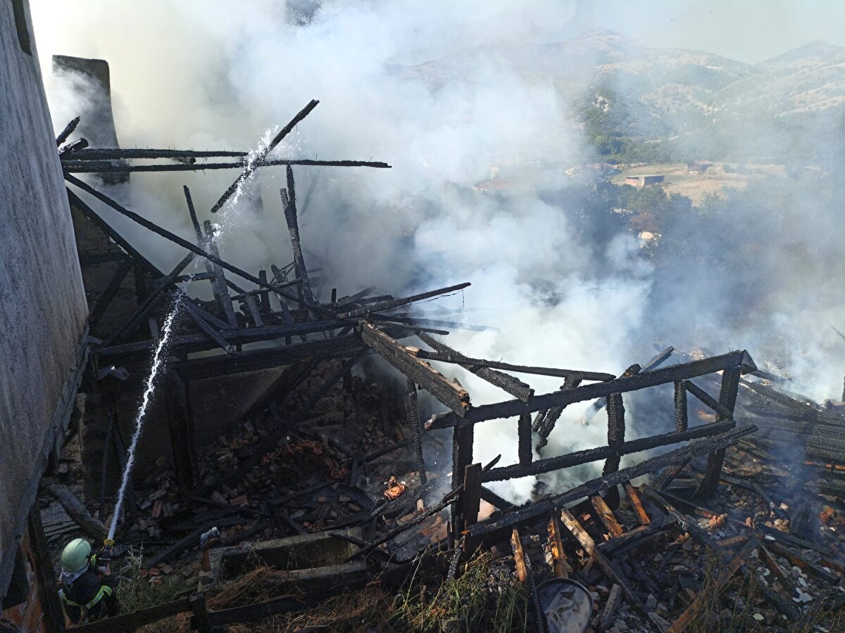 Yangın, itfaiyenin yaklaşık iki saatlik çalışmasıyla söndürüldü. iki ev tamamen yandı, bir evde de zarar gördü.